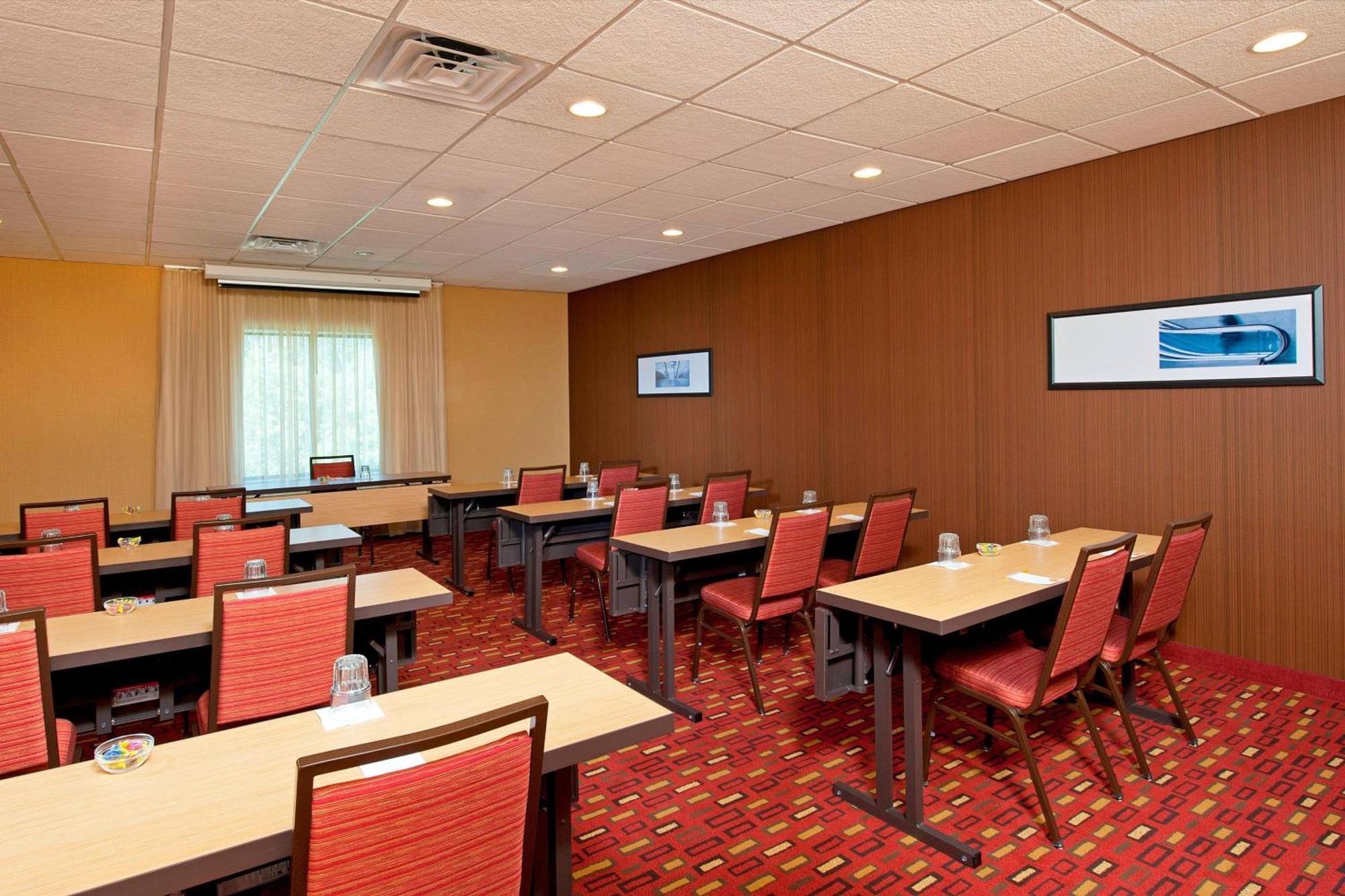 Courtyard Chicago Elmhurst/Oakbrook Area Экстерьер фото