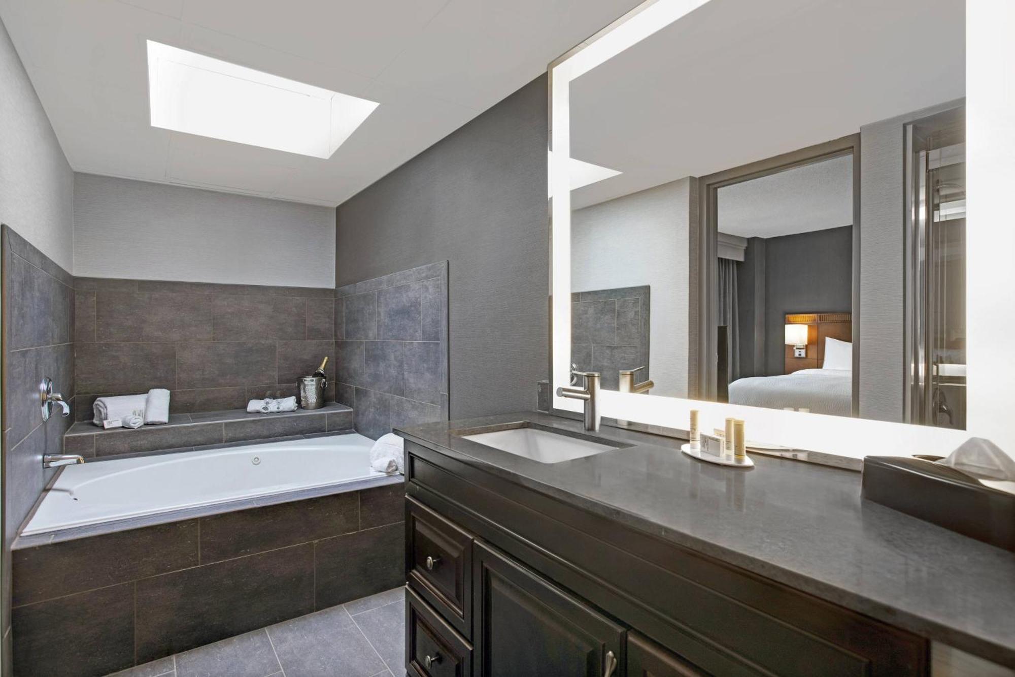 Courtyard Chicago Elmhurst/Oakbrook Area Экстерьер фото